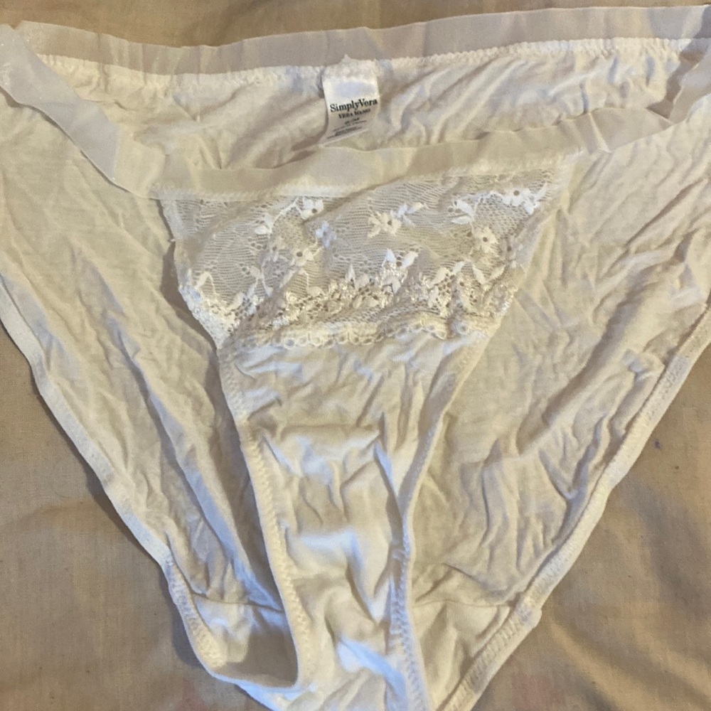 Vera Wang undies size 6 . Brand new never worn.
